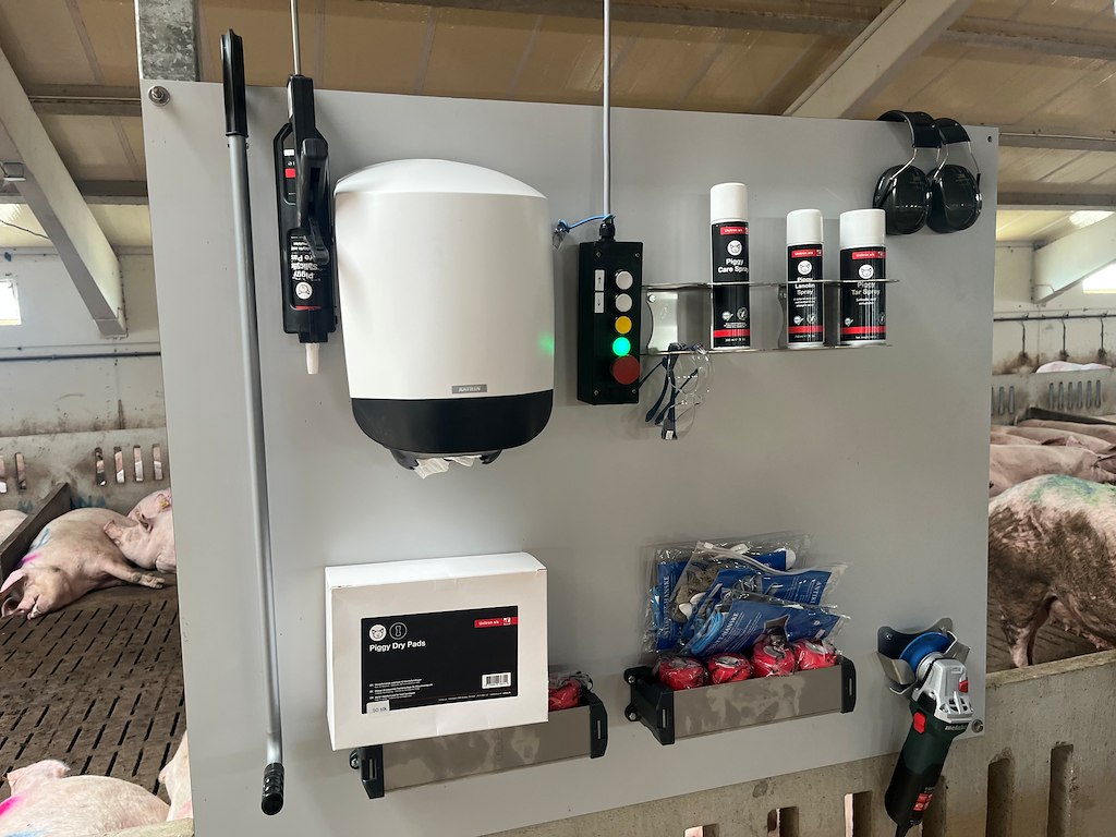 Plate for hoof care equipment