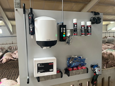 Plate for hoof care equipment